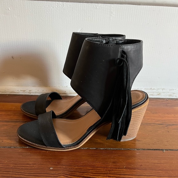 Very Volatile black boho fringe heel. Size 8.5 Excellent used condition. - Picture 5 of 7